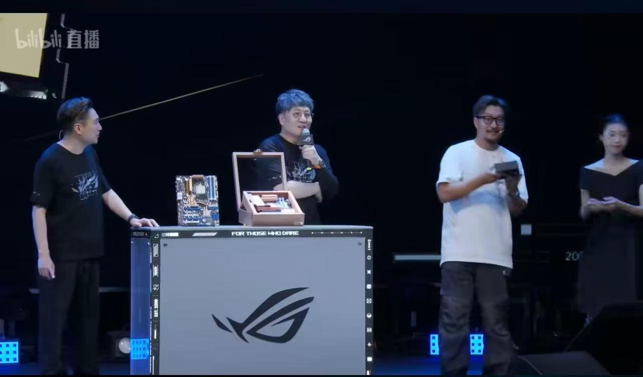 ROG20周年 ROG20周年发布会已启幕，品牌代言人周冠宇温柔现身，带着赛道热