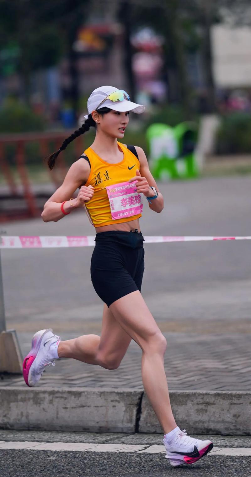 北京时间11月30日，2025年仙游马拉松女子组半程冠军揭，被誉为“一笑倾城的长