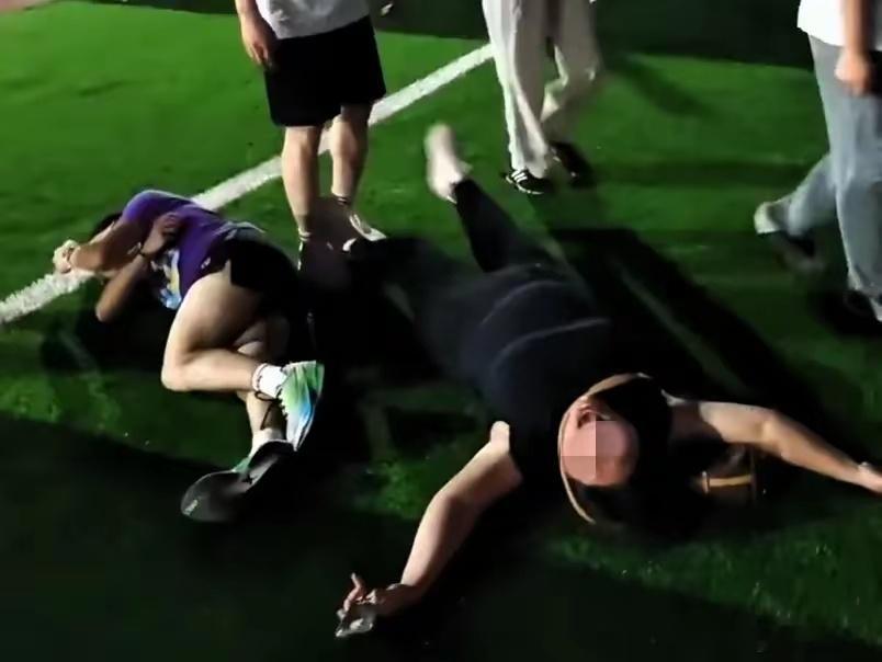 上海交大学生疑被校外人士殴打这个事我们不在现场，双方到底说了什么，做了什么，导致