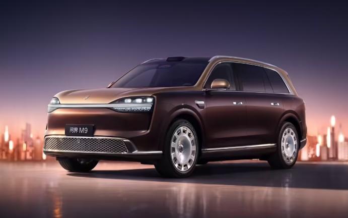 看下全新一代问界M9这回堆了多少料？
全车塞进6颗激光雷达，其中1颗896线主雷