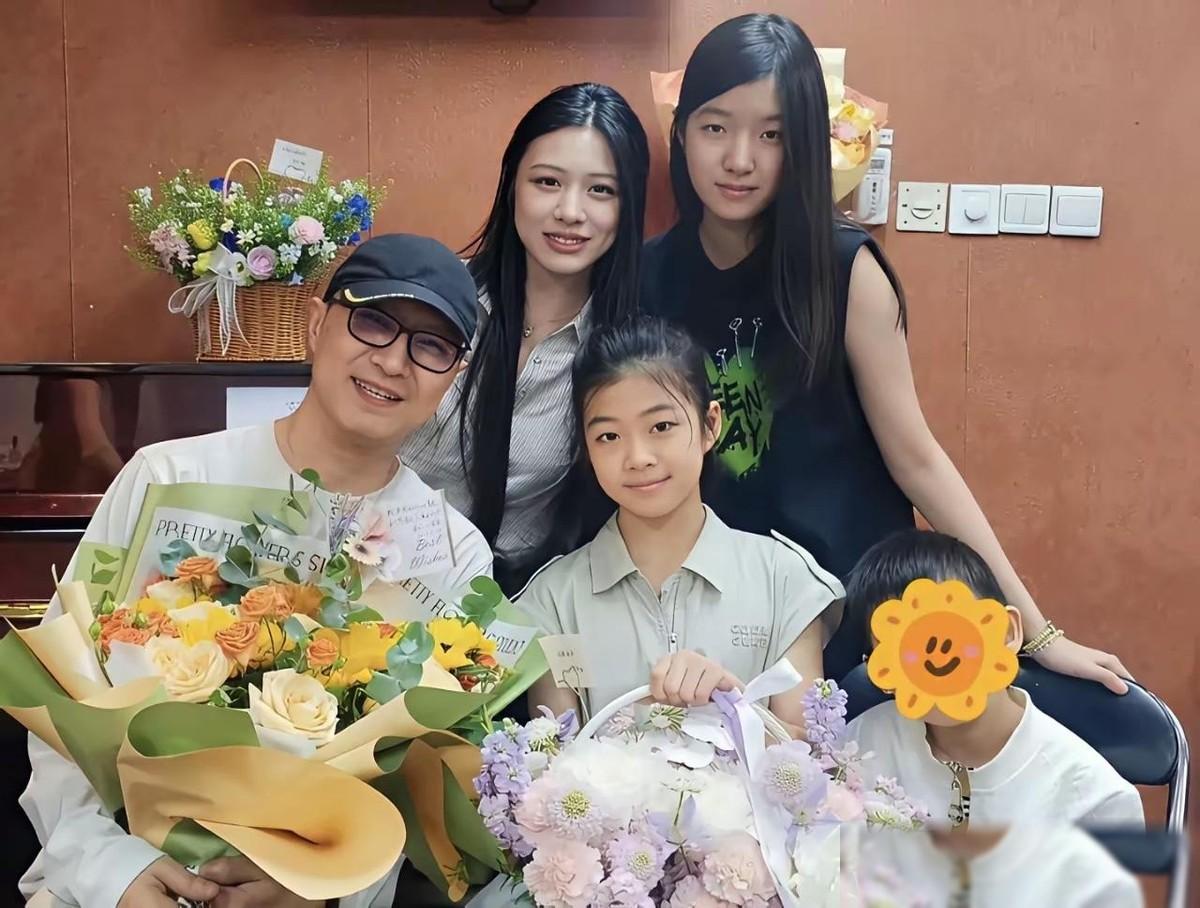 单看汪峰二女儿汪璟怡的面相，就知道这孩子爹不疼。查了一下，果然。
当年她还在吃奶