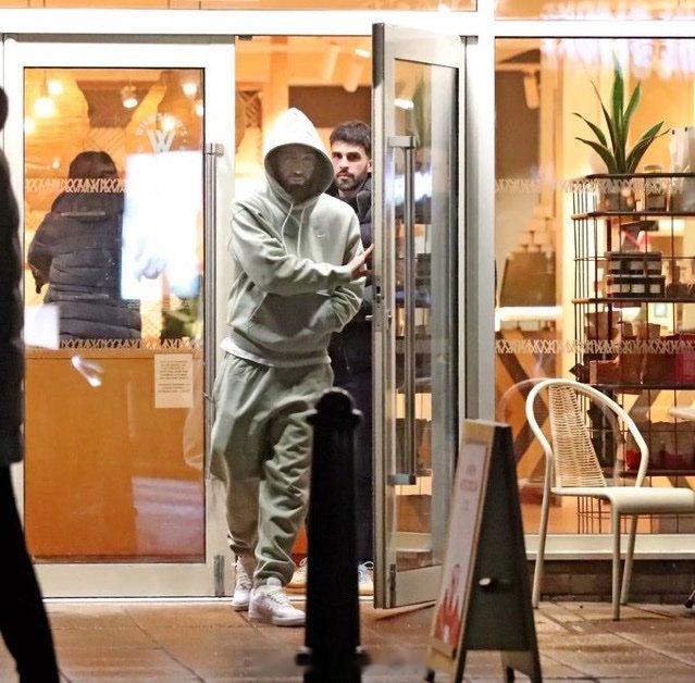 【告别】《镜报》消息，当地时间周二晚上，曼联队长布鲁诺-费尔南德斯，在柴郡的一家