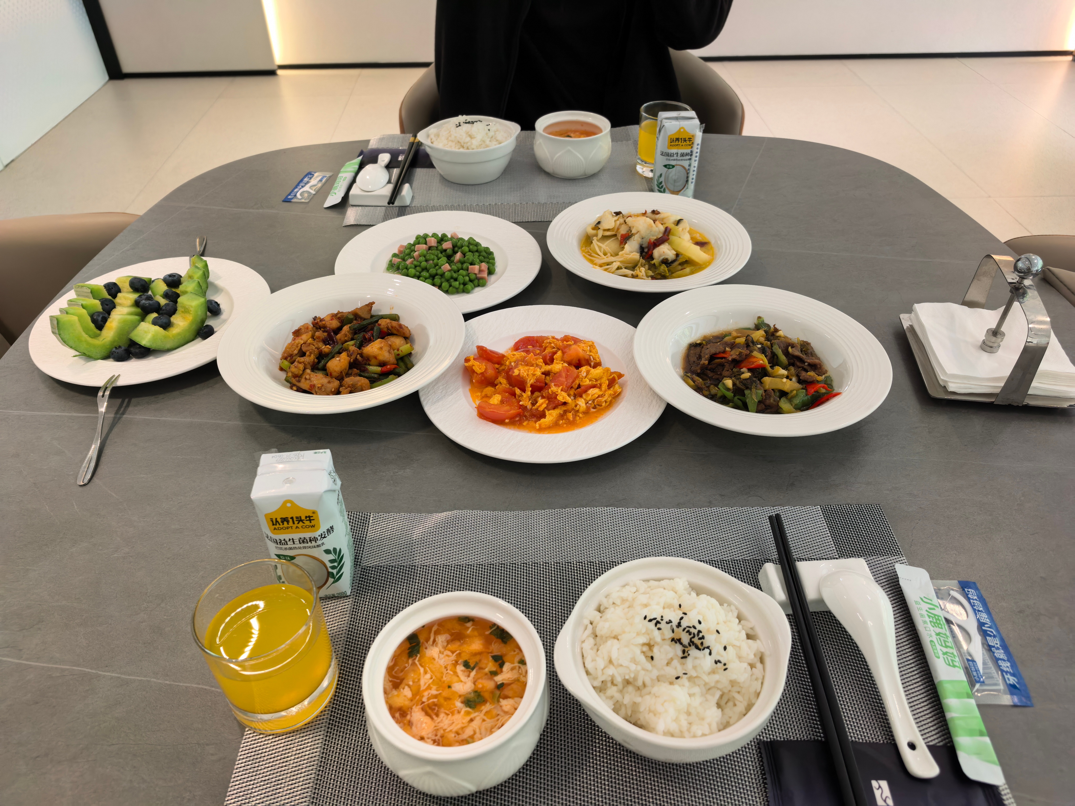 又在仰望店里要到饭了，这个角度看仰望U7，卖不好很正常根本不像大几十万的车仰望探