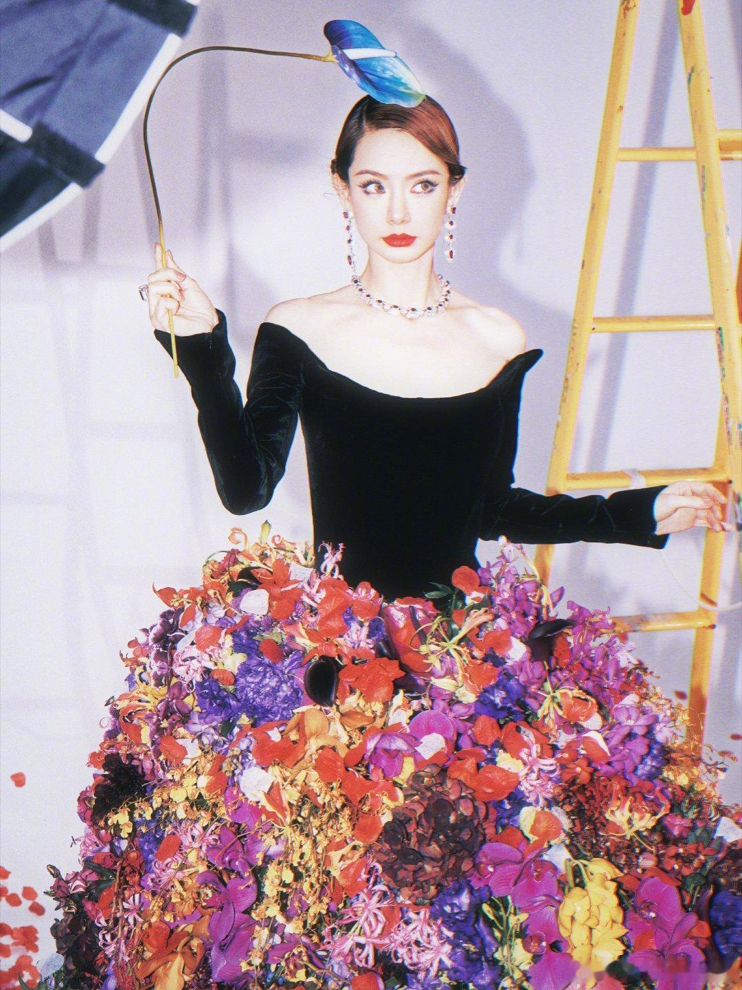 VOGUE盛典出发花絮戚薇率先出图，毫不意外是花团锦簇礼服，发型配合丝绒上半身有