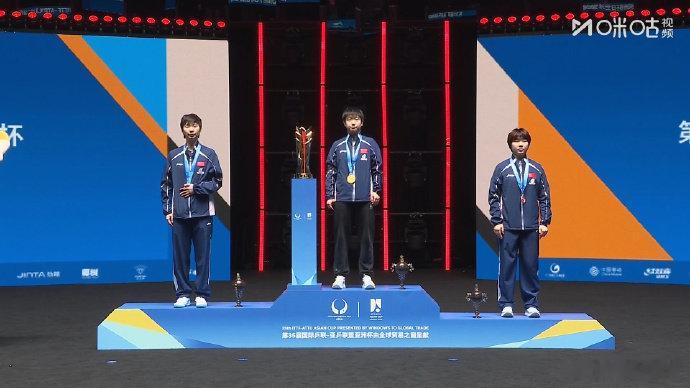 孙颖莎高唱国歌亚洲杯颁奖升起三面五星红旗 亚洲杯女单颁奖，荣耀时刻升起三面五星红