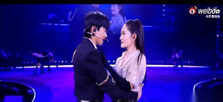 我跟你讲，那个蹭鼻头，比直接亲上去还要命。
真的，我一个大老爷们儿看他俩的舞台，