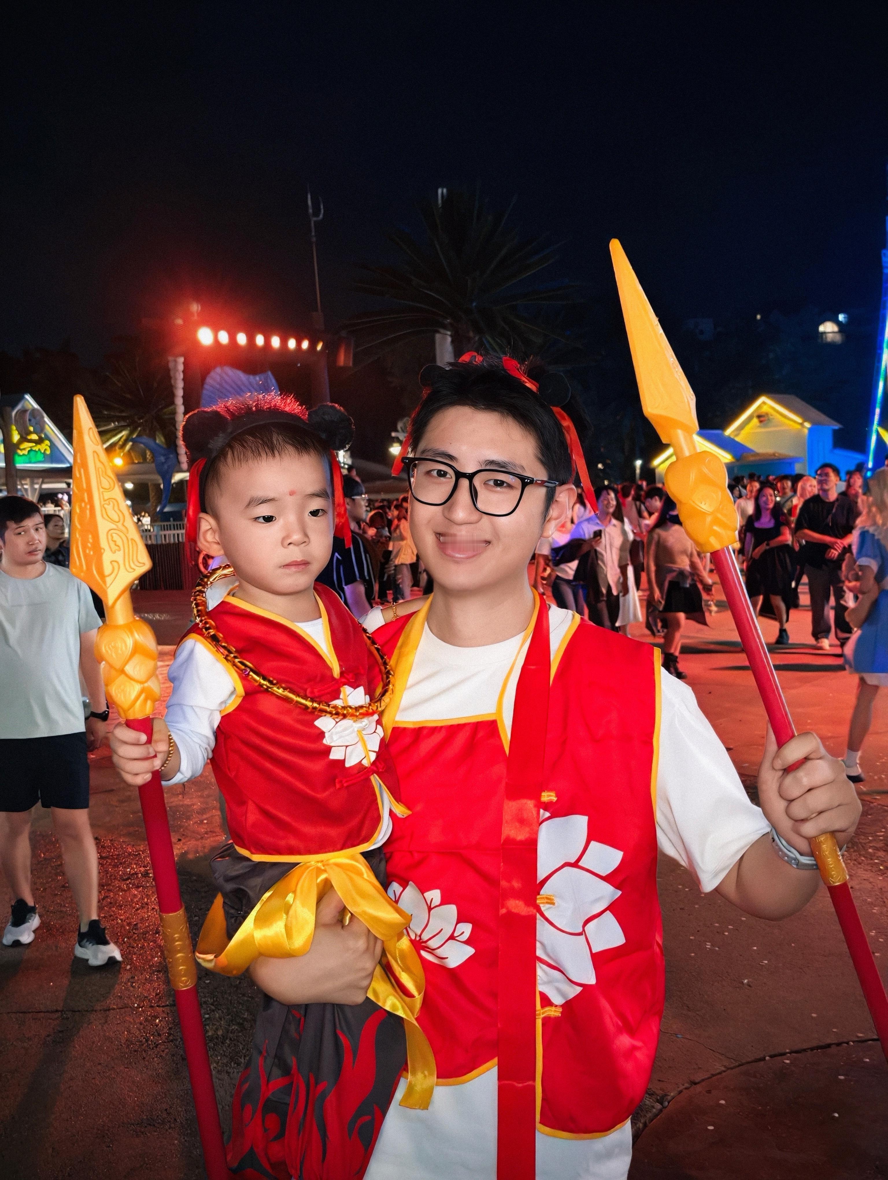 我命由我不由天虽然我cos的是魔丸但深受小朋友喜欢很多小孩要跟我合影[二哈][二