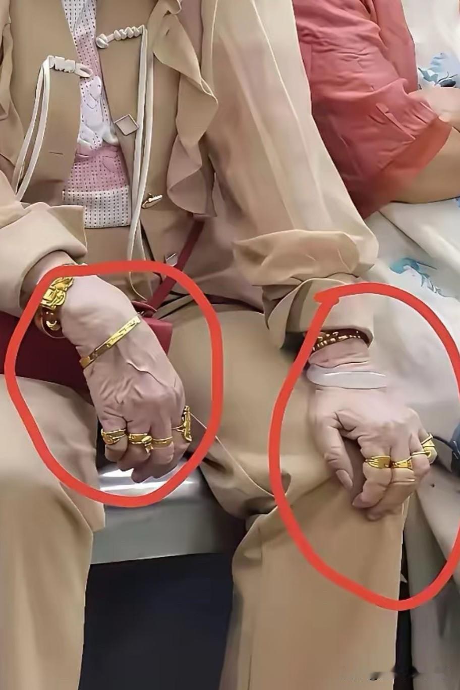 地铁上一位阿姨两只手戴满了戒指，两只手腕上也戴着金镯子金手链，这是妥妥的炫富啊！
