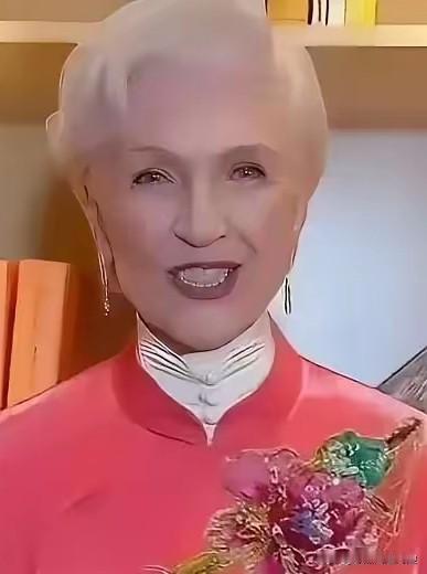 世界首富马斯克的母亲梅耶，在社交媒体上公然表态：中国在公路、隧道、建筑、基础设施