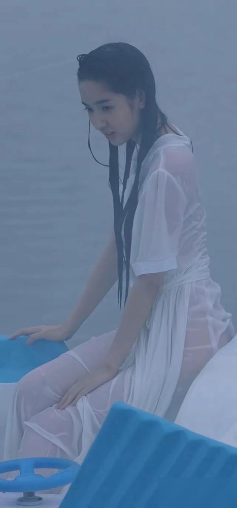 “透视校服”根本不是导演的锅，你以为是艺术，人家资本方算的是数据，一条热搜能省几