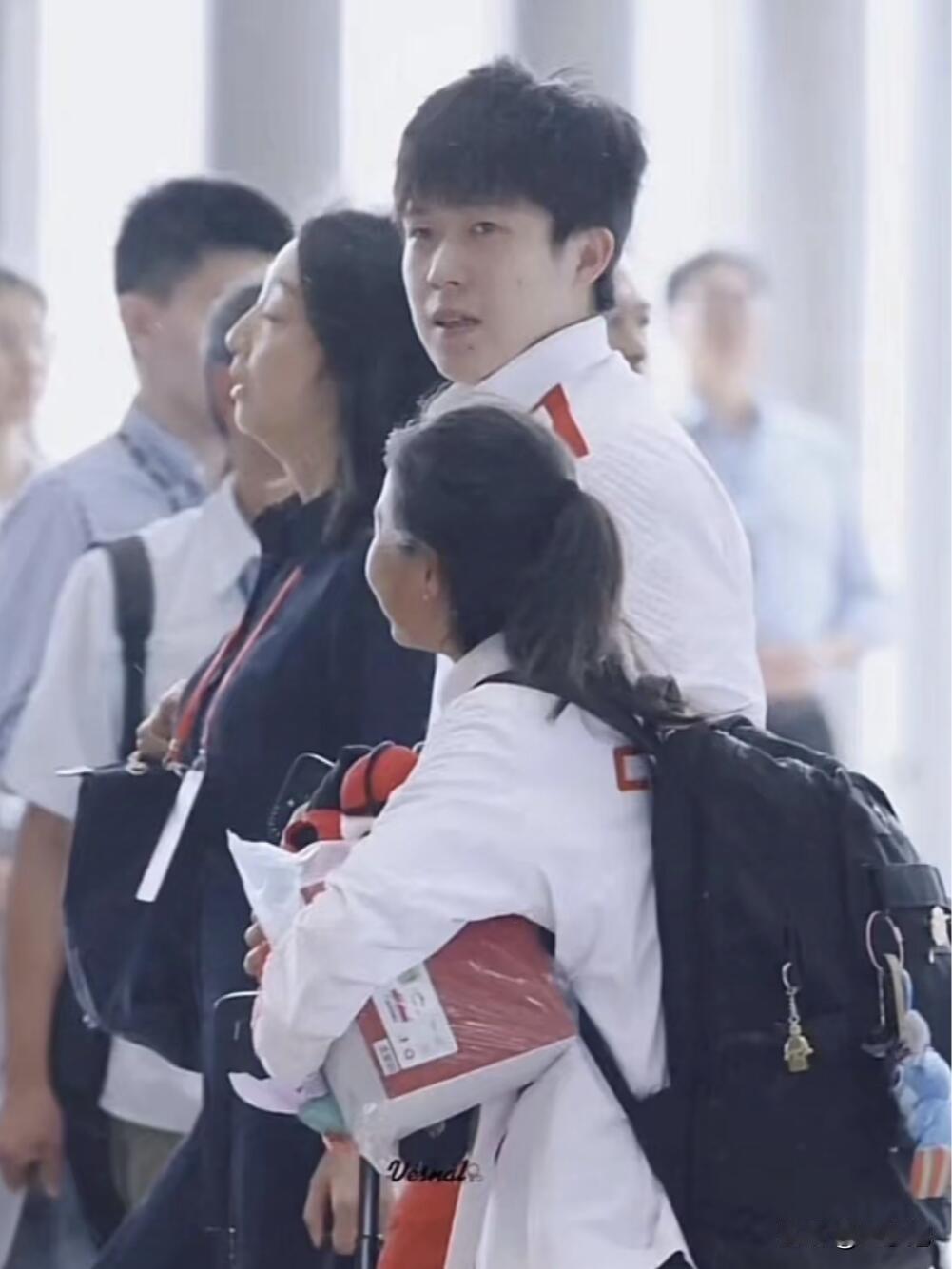 果然哥哥是被妹妹欺负的！王楚钦又被两个“好妹妹”戏弄了。
这不，刚熟识的两个妹妹