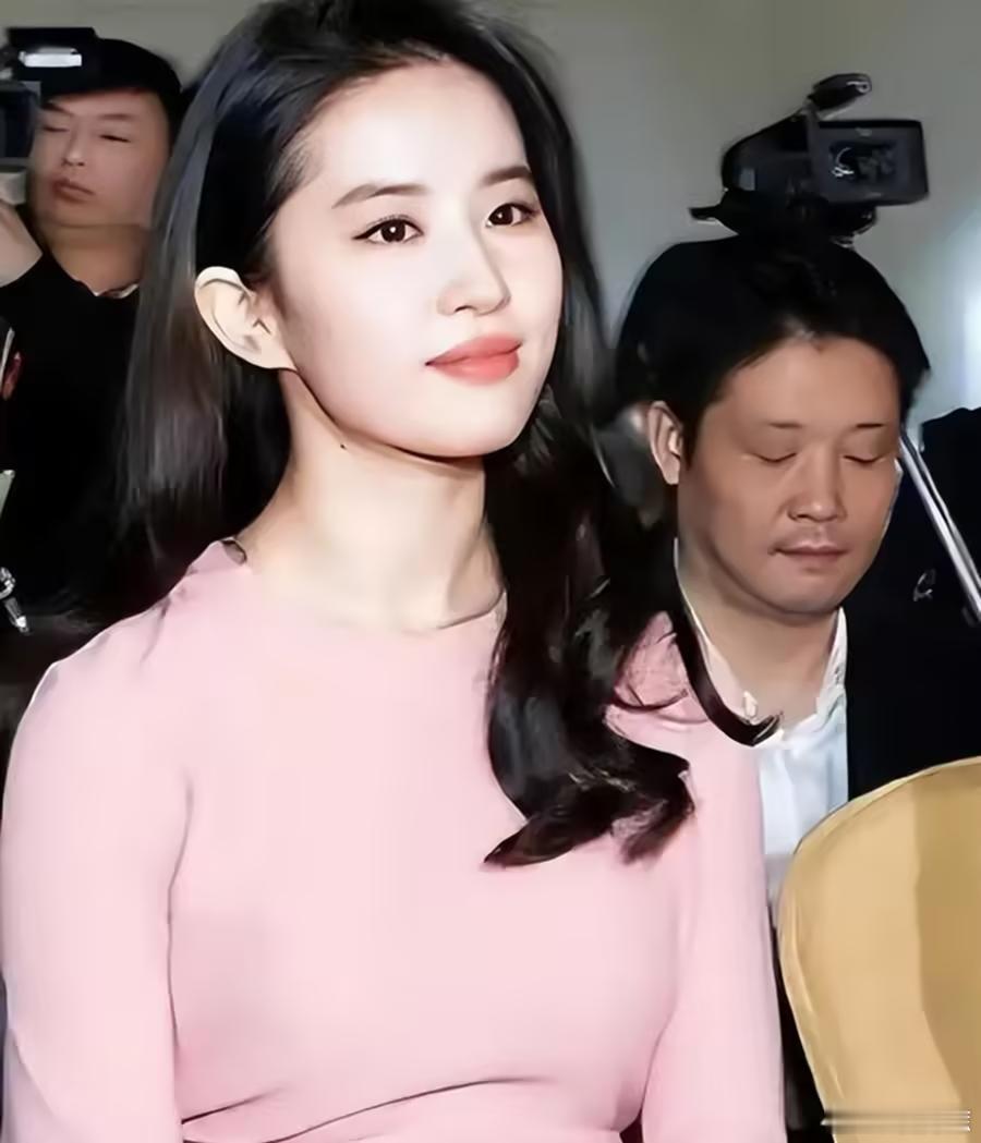 被曝和彭冠英恋情后，刘亦菲近况曝光令人意外，我们还是小看了她 