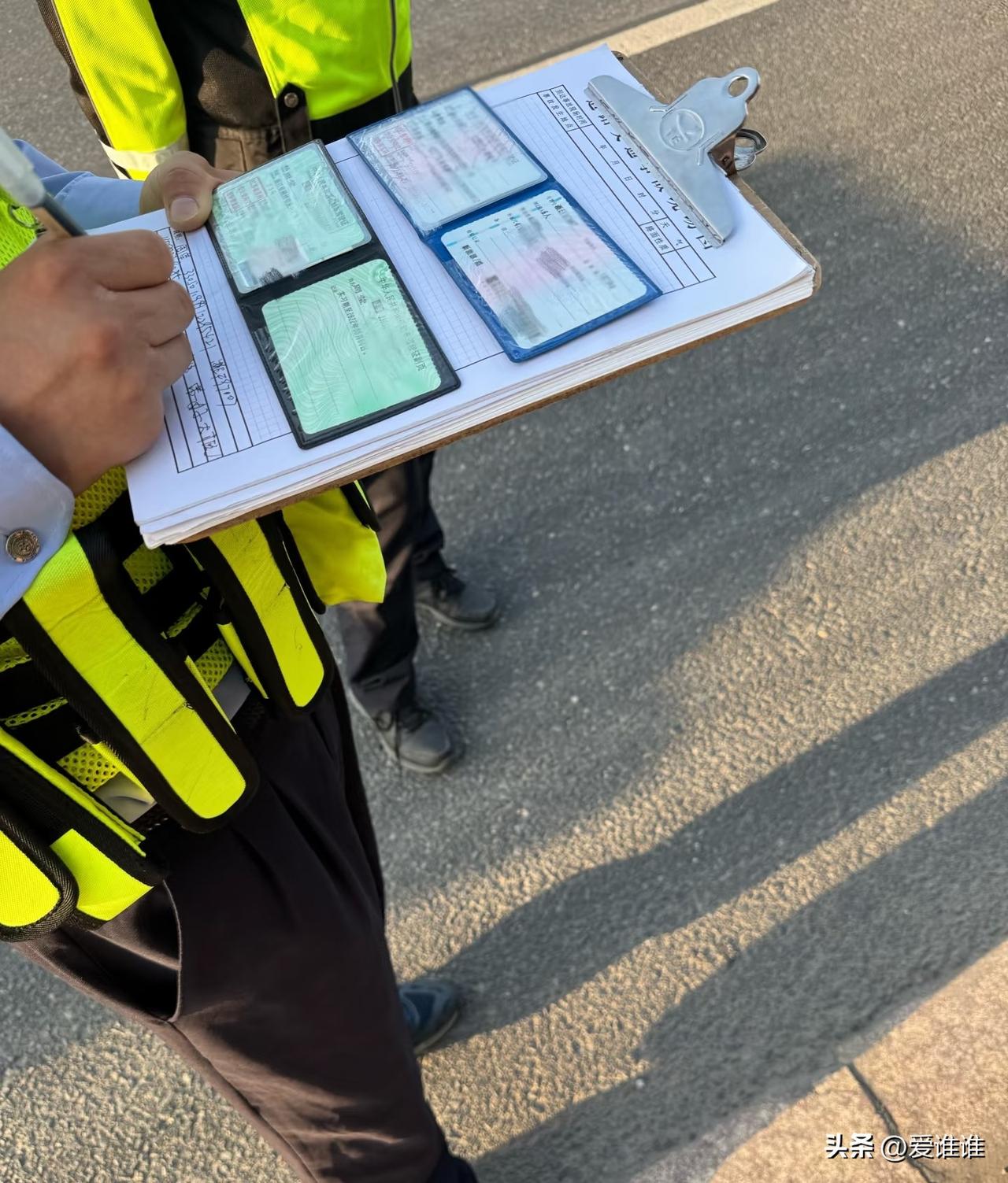 “点赞！”男子街头驾车撞人，交警发现他的驾驶证过期没有换领新证，而保险公司以此为