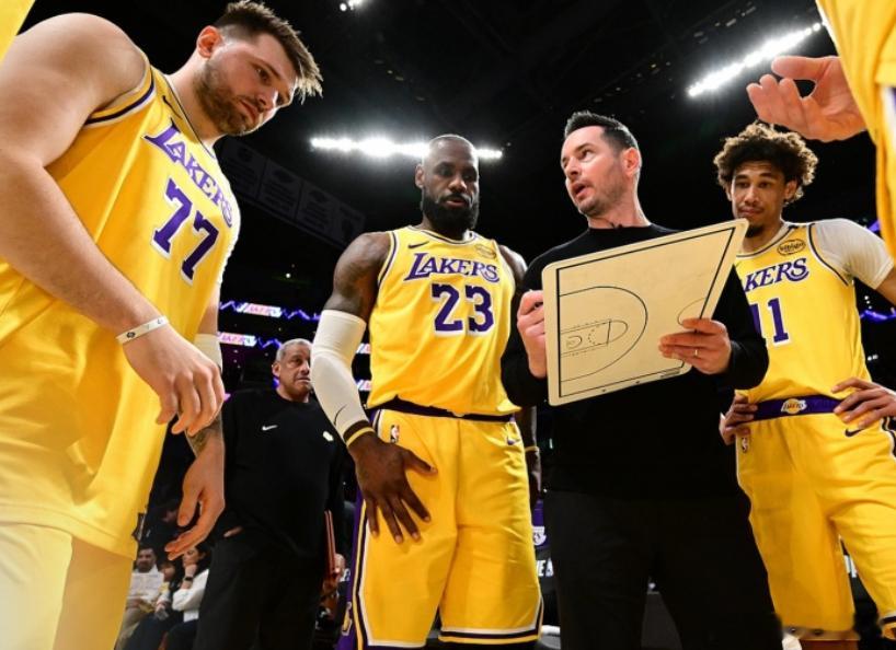 今日，湖人主帅雷迪克在球队训练结束后接受了媒体采访。谈到球队需要改进的地方时，雷