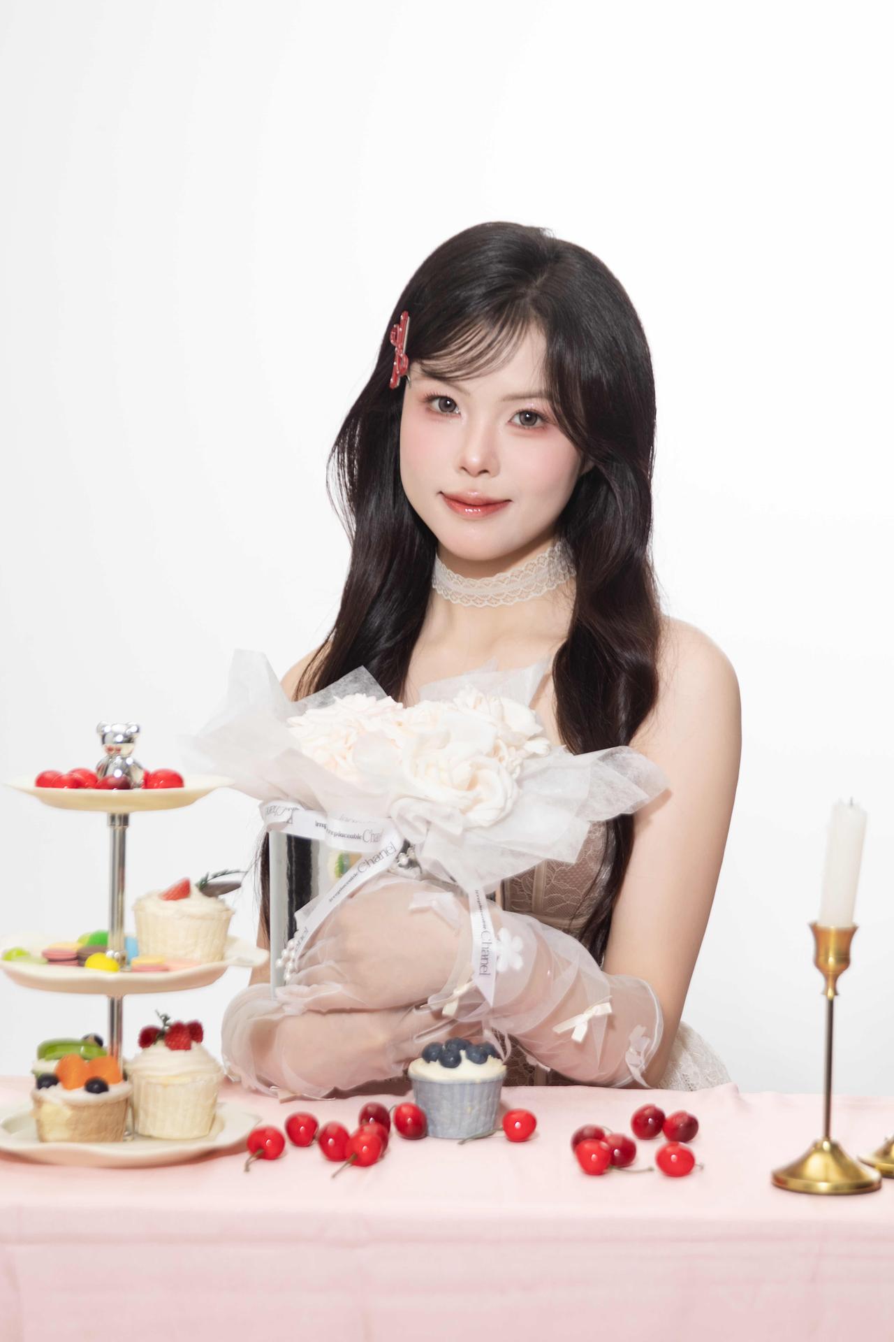 谁说长大就不能可可爱爱？🎂🧸 这组可爱生日写真，把糖果色、毛绒玩偶和奶油蛋糕