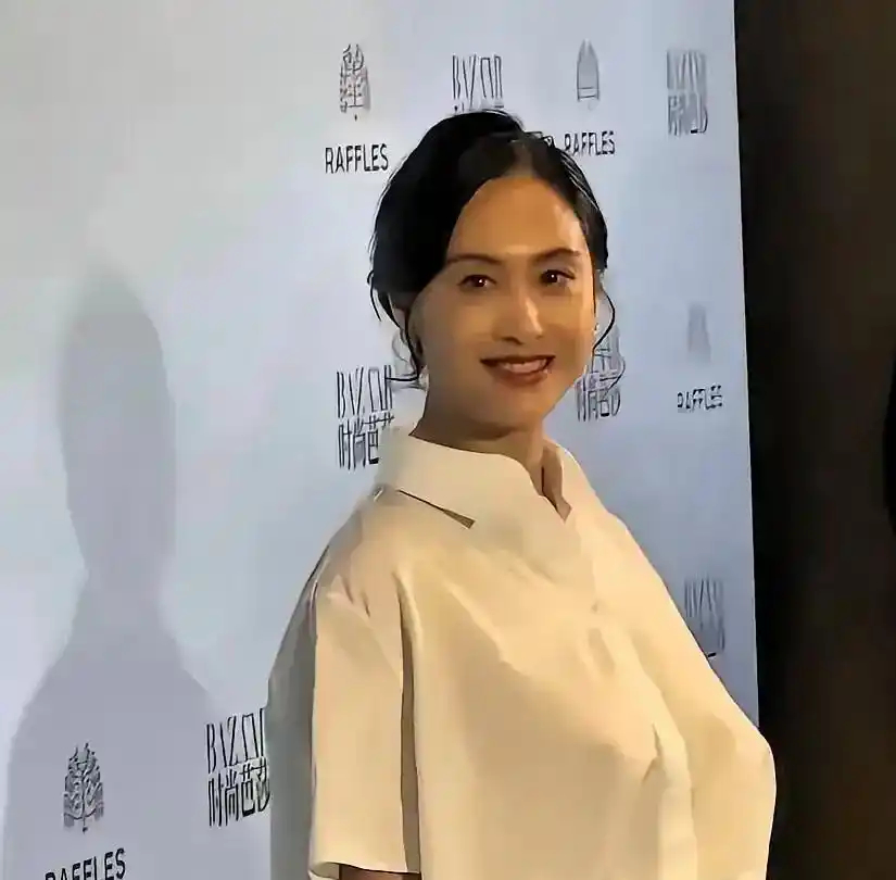 54岁朱茵被嘲“胸垂到肚”全网等着看笑话，她二话不说甩出高清原图打脸键盘侠，还配