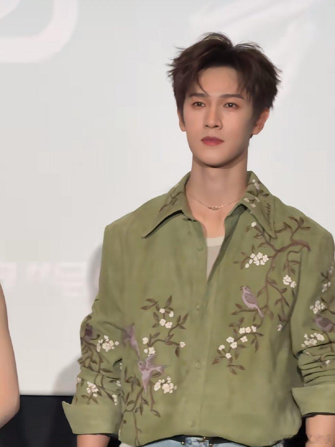 李昀锐换了新衣服参加追剧团李昀锐这造型帅到我了！新剧开播倒计时！ 