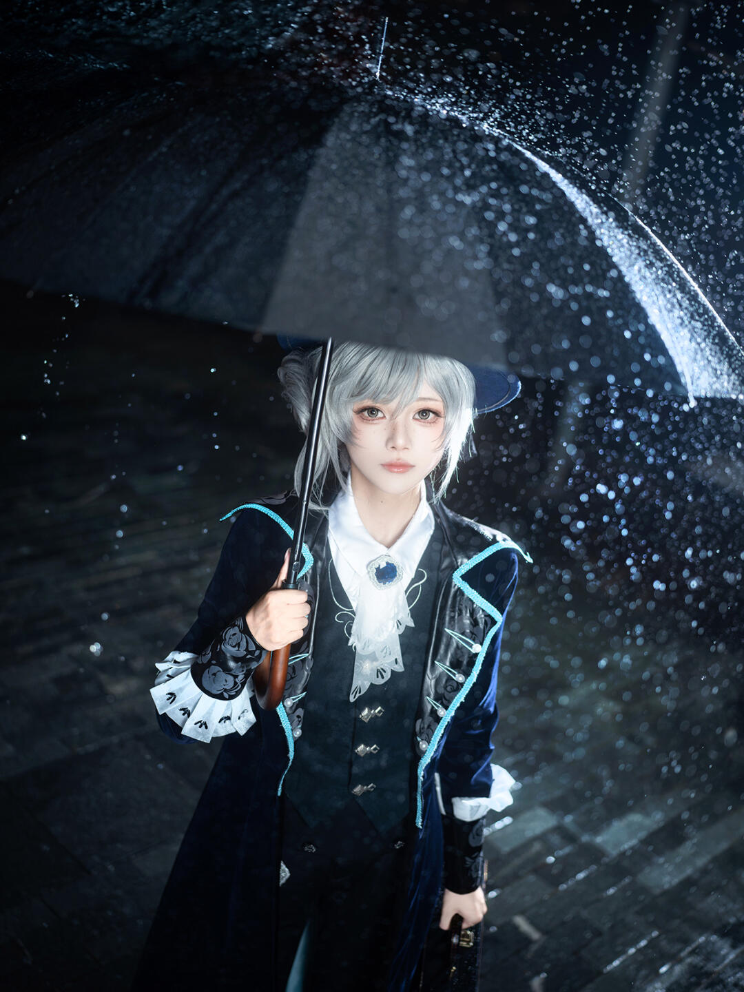 “喜欢小维在暴雨中面无表情的样子”