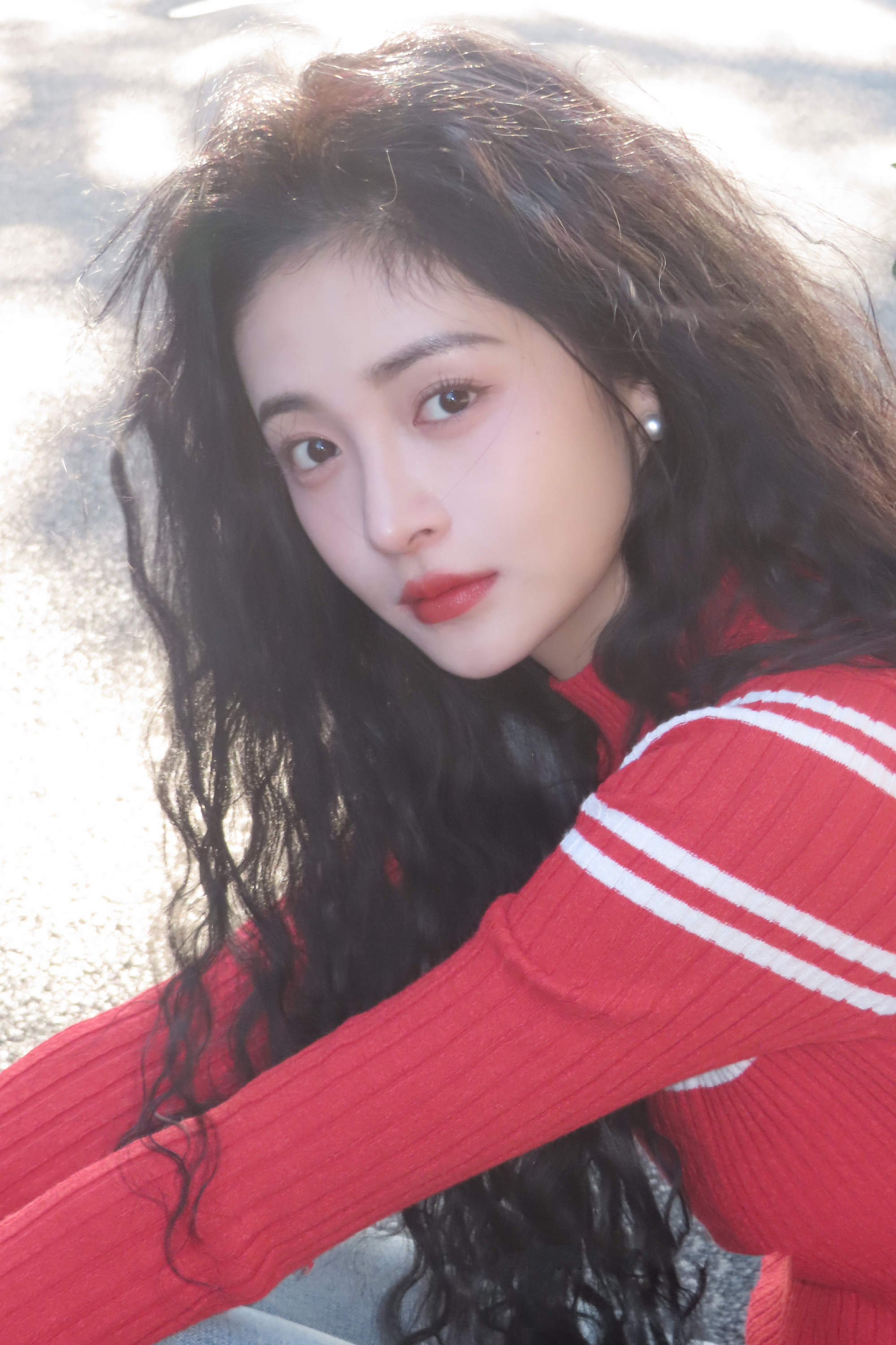 周洁琼红色毛衣穿搭，冬日暖阳，温柔自在。周洁琼