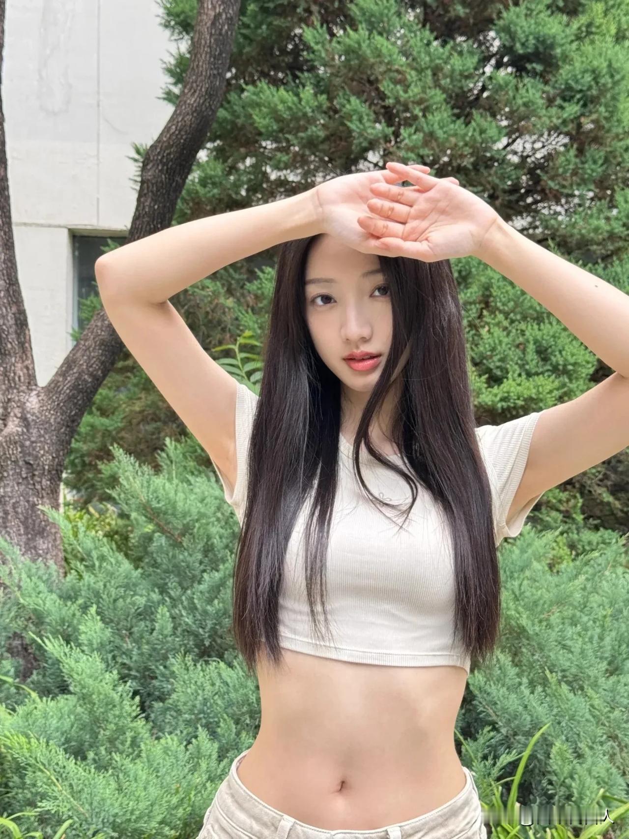 黄羿这身材谁看了不迷糊
细腰长腿身材满分
简直是漫画美女走进现实
长发飘飘颜值耐