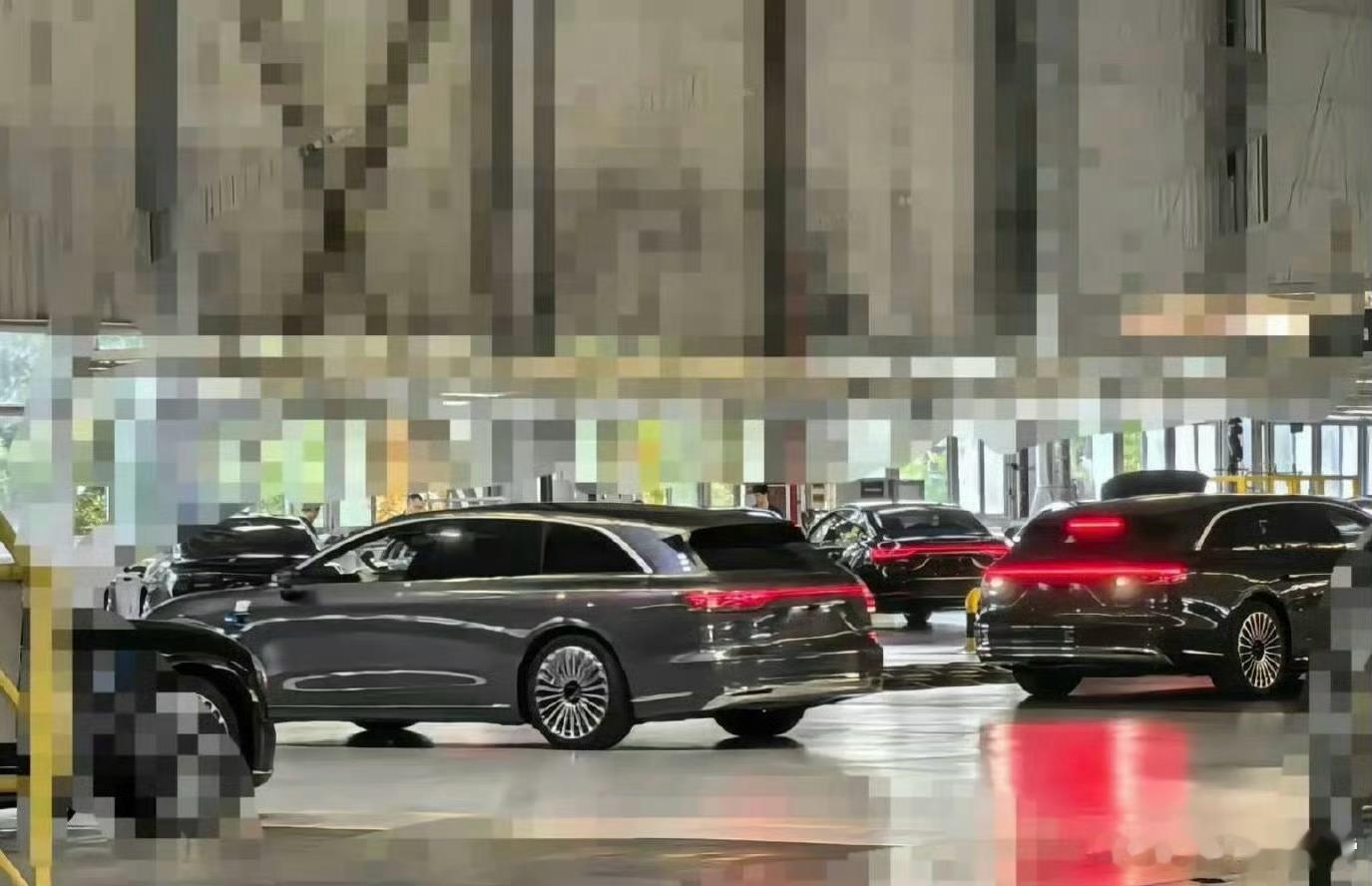 享界S9T实车曝光了，差不多5.2米那么长的旅行车，这小姿态有点意思，内部空间应