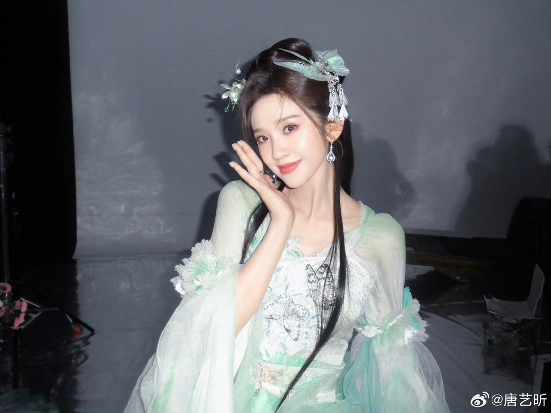 天猫618大牌美妆爆款真心好价 唐艺昕在舞台上的「惊鸿一面」太绝了！妆容清透又亮