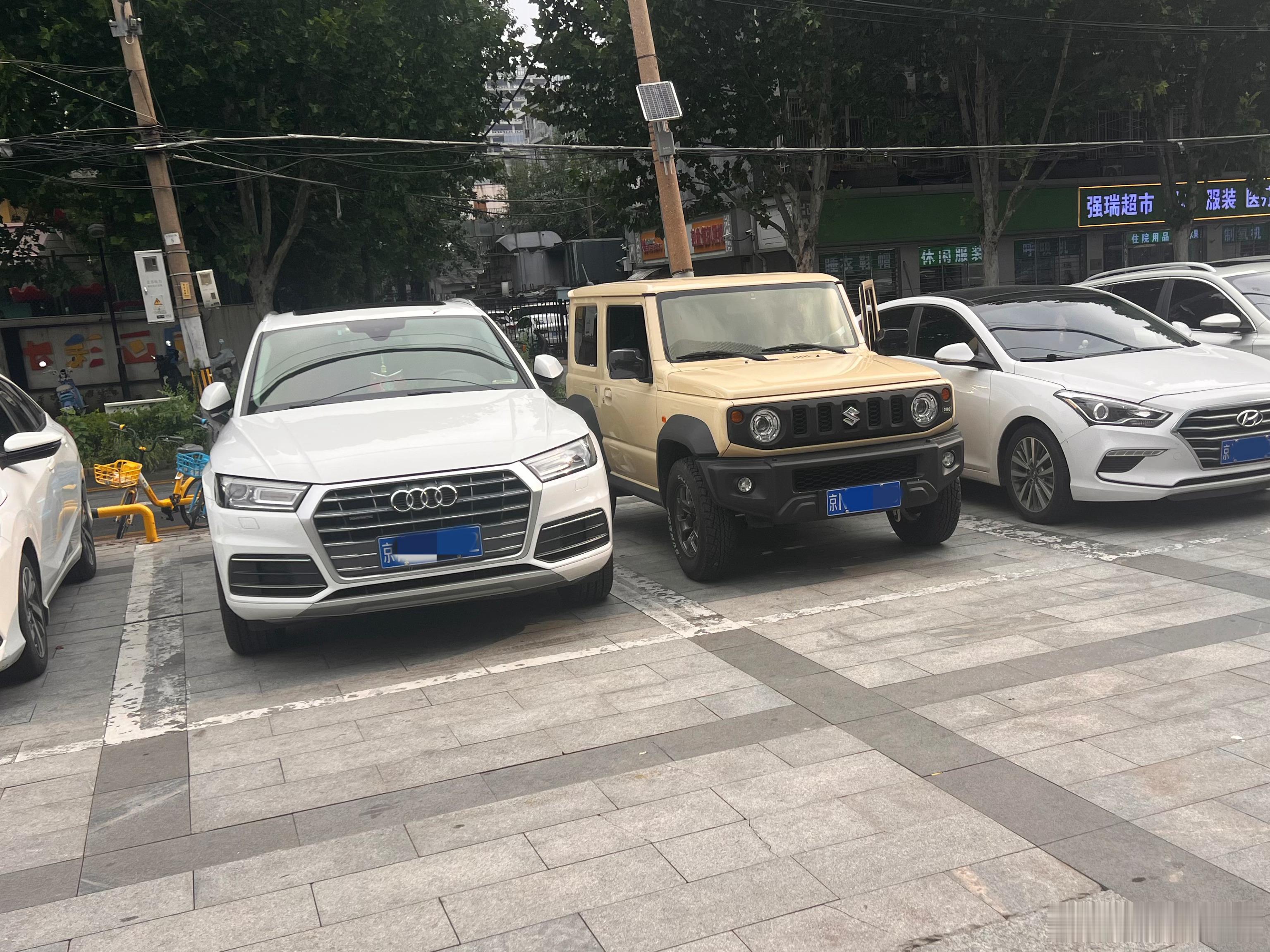 由于和0.66T的kei版共享车身，1.5吉姆尼和其他车放在一起时，总是因为夸张