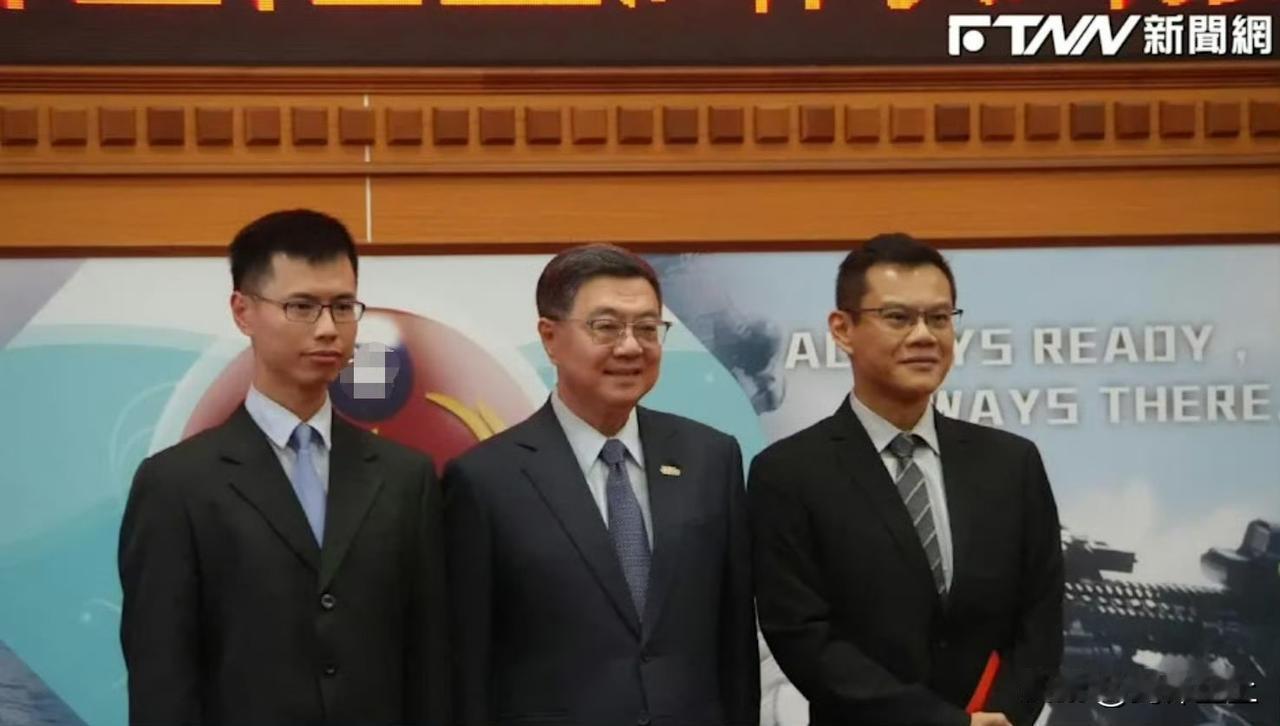 这回真尴尬了，台蛙举行表彰云林舰专题记者会，那个喊话的眼镜男还专门被台行政机构负