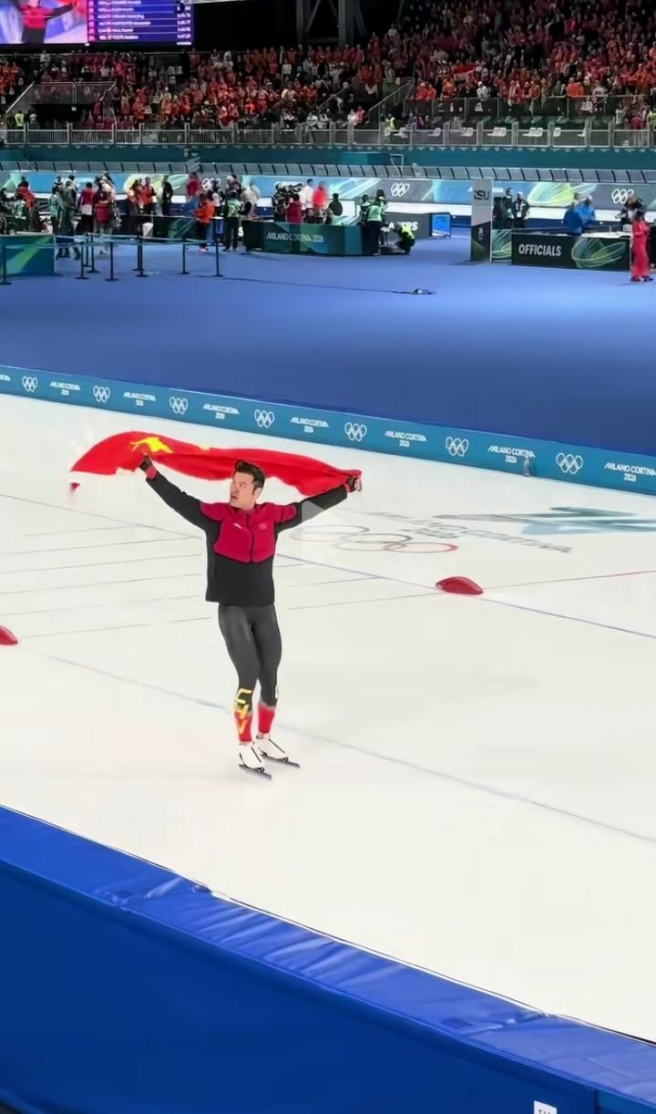 宁忠岩斩获中国男子速滑该项目冬奥首金，为中国代表团再添一金。本届赛事，他拿下1金
