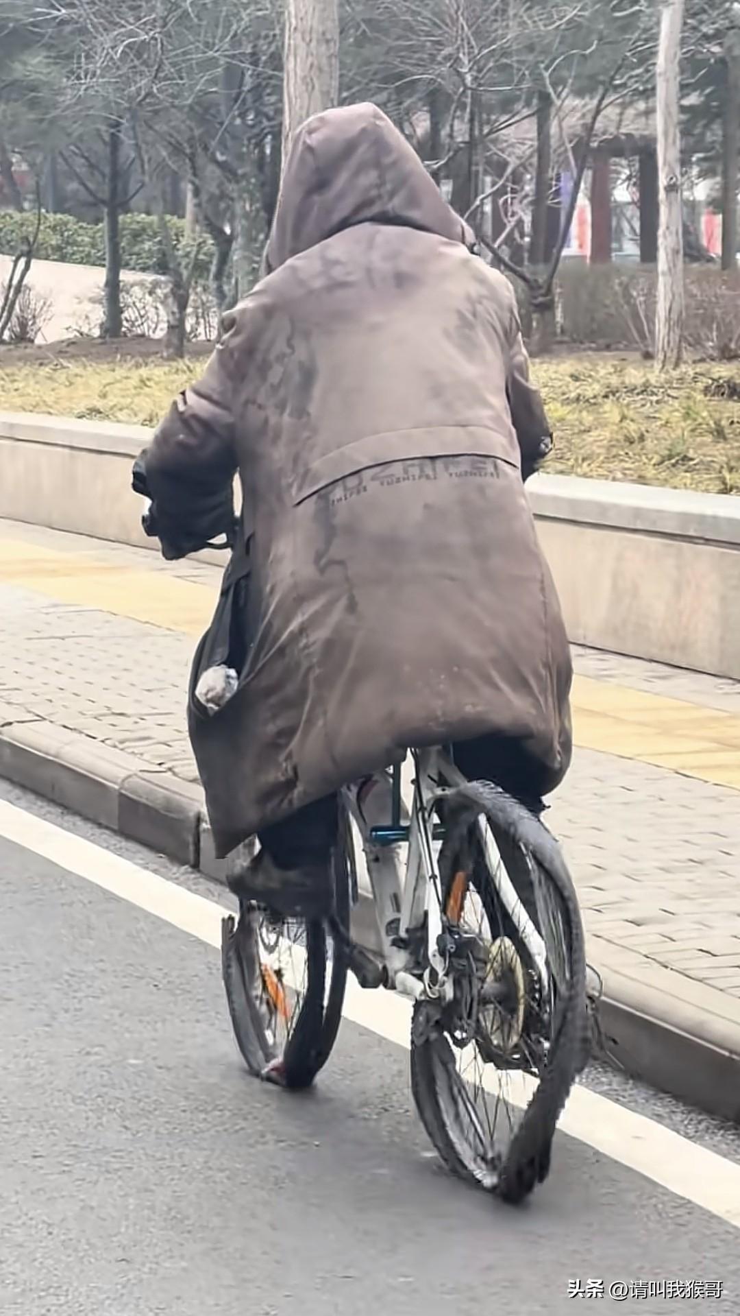 路上发现一个骑行掉队的……