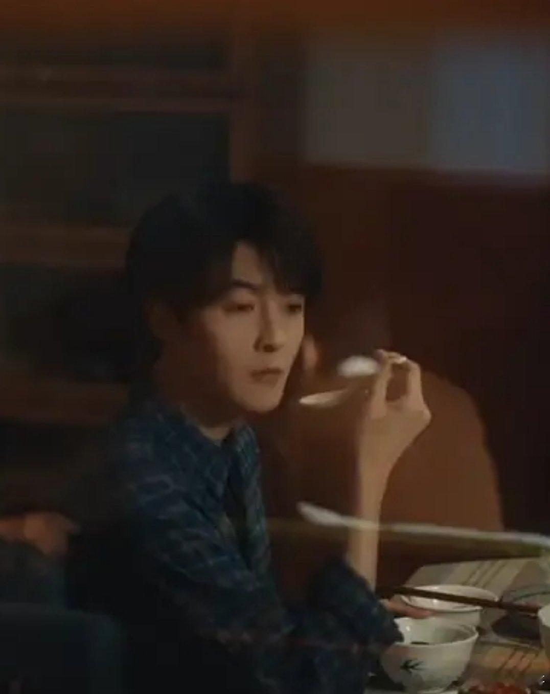 禁止老人下海，嫁入高门的男人受进城结婚的时候才十几岁吧，剧里找了个叔叔演