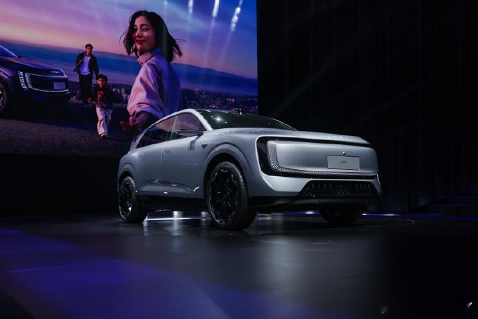 聊点实在的，现在选豪华纯电 SUV，大家都越来越务实了。不盲目追品牌溢价，更看重