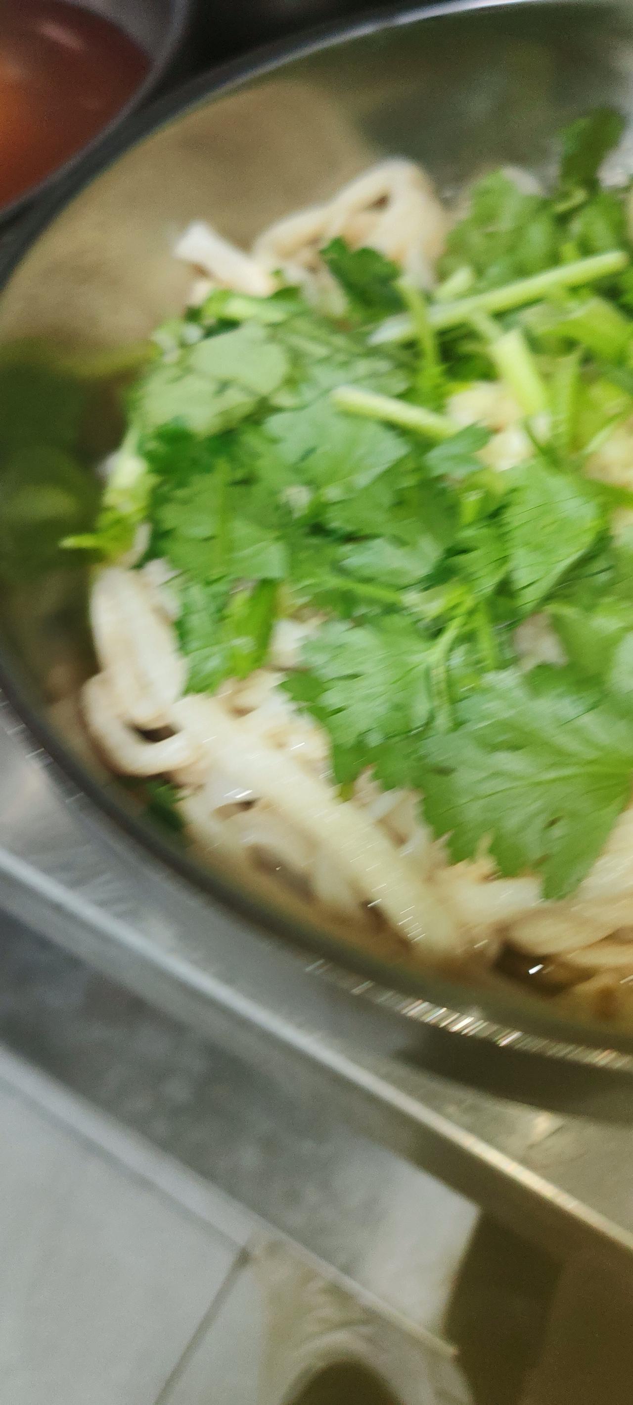 晒图笔记大赛今天食堂做的凉皮可好吃了，我不敢放辣子，放点那颜色真入口味