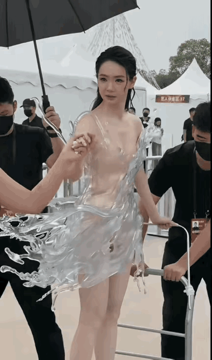 戚薇这一身高科技衣服，谁看了不惊讶啊？

2026年武汉时尚芭莎之夜红毯上，她穿
