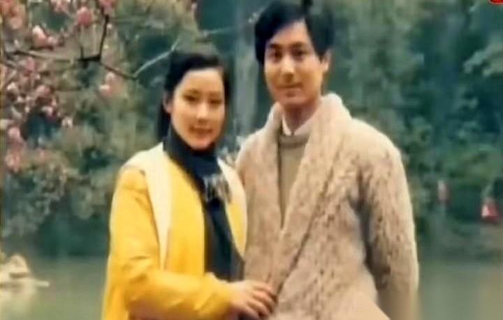 何赛飞，5岁，爹妈离了。
她跟了她爸。
一个大男人，在那个年代，拉扯大一个女娃娃