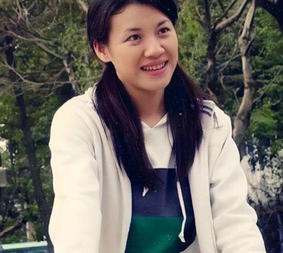 2000年，26岁的刘琳和43岁的导演张黎同居后，刘琳说：“我想嫁给你，永远陪在