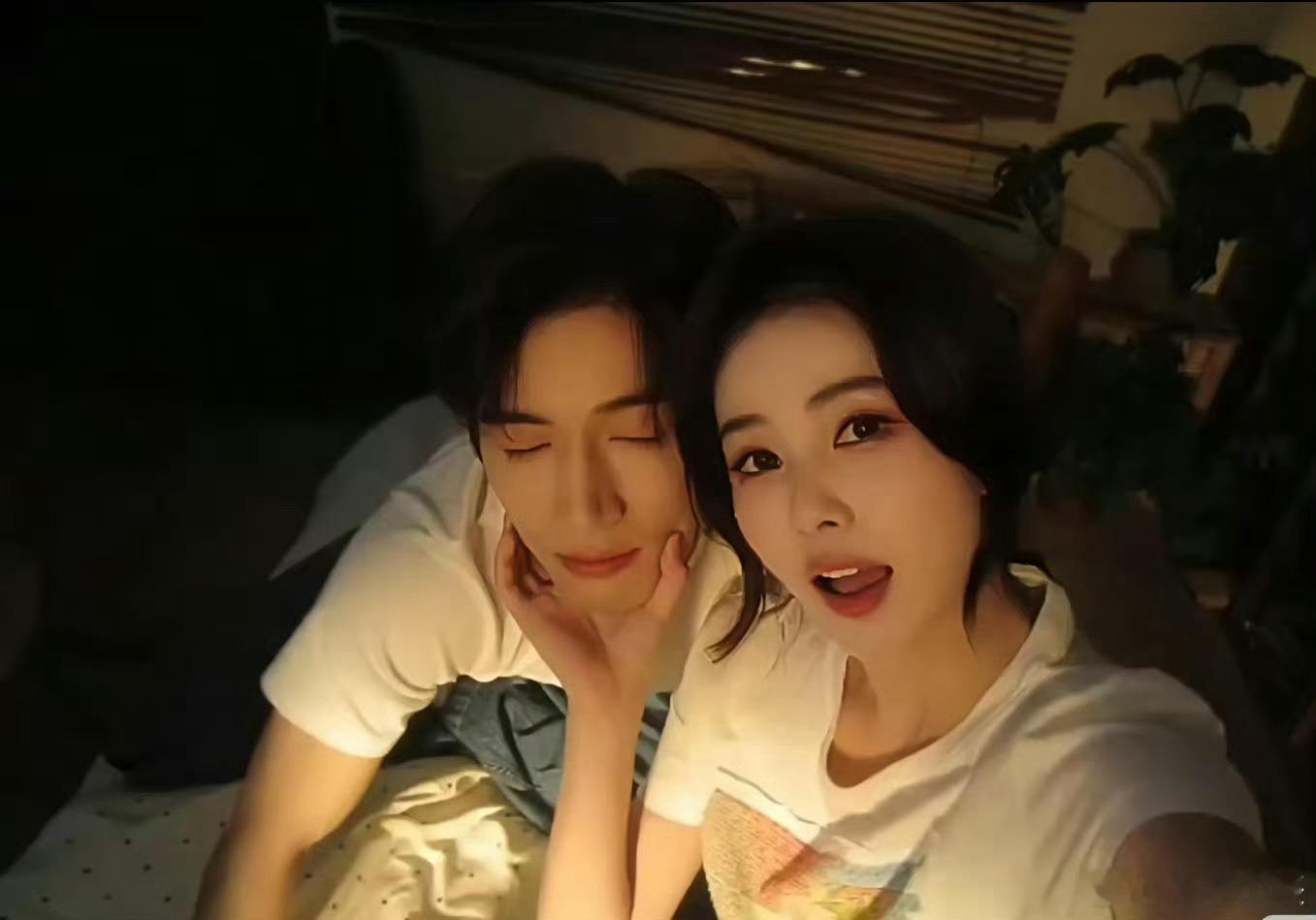 唐宫奇案之青雾风鸣 我的评分：王星越白鹿居家风合照 现煮泰式橙美味氛围感拉满，王