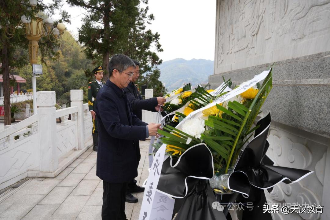 3月31日上午，镇巴县职业中学组织全体党员教师、“组团式”帮扶教师代表、团干团员