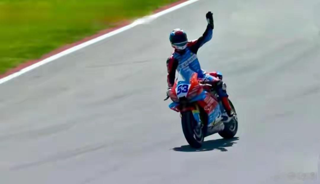 张雪机车夺得超级杆位赛第二名太牛了！张雪机车53号瓦伦丁德比斯从十几名追到第二，