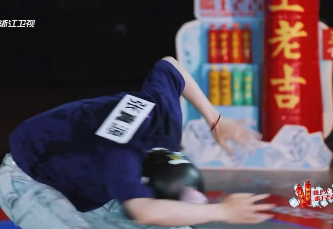 笑死我了吓得张真源快跳舞了，你不要过来啊啊啊张真源奔跑吧