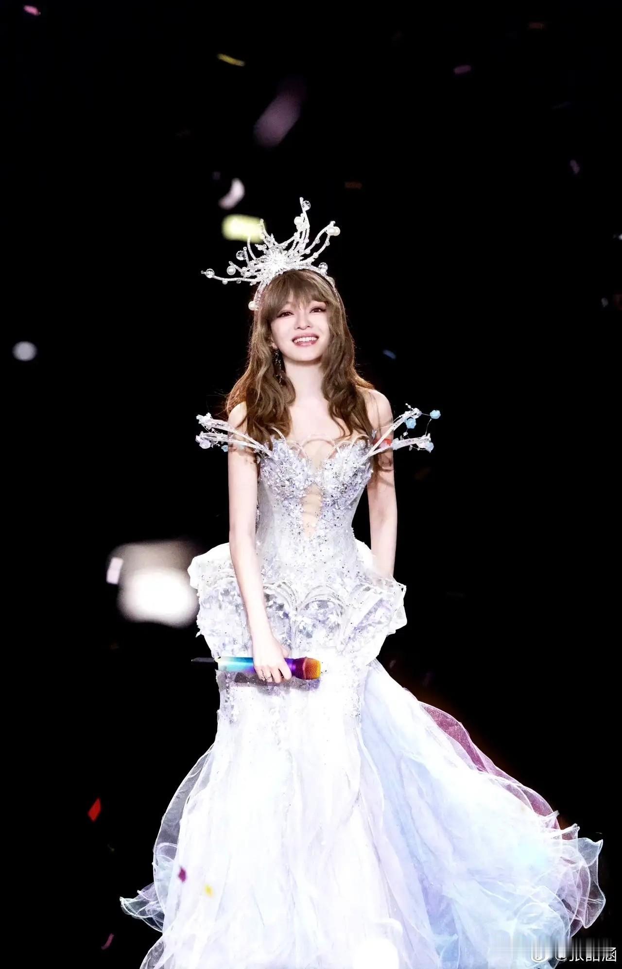 张韶涵的生图，皮肤状态还算不错。都说岁月是把杀猪刀，可在她脸上却没留下多少痕迹。