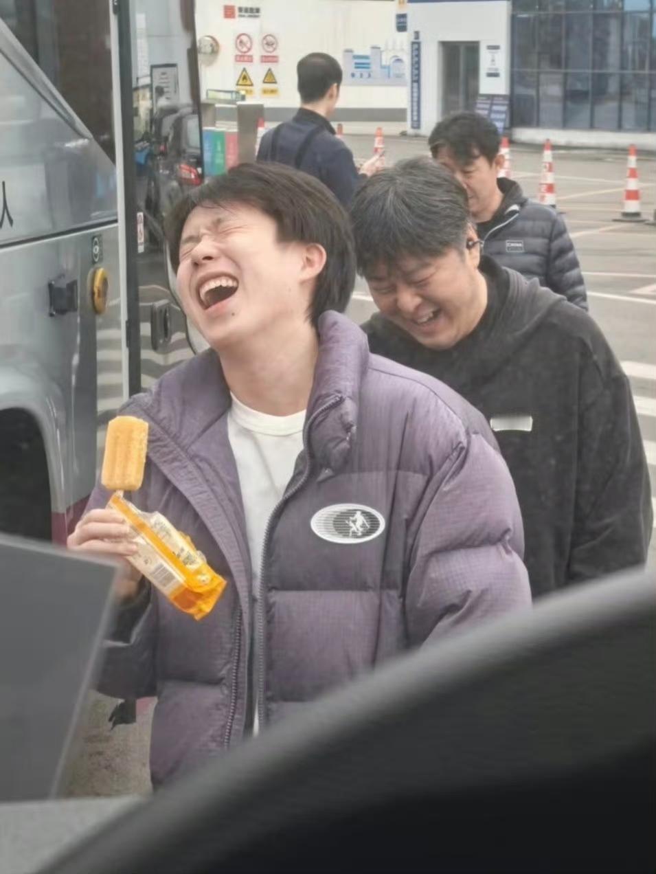 穿着羽绒服吃着雪糕的王楚钦，
好鲜活的头哥，
笑的太可爱了。
这也不知道是谁的一