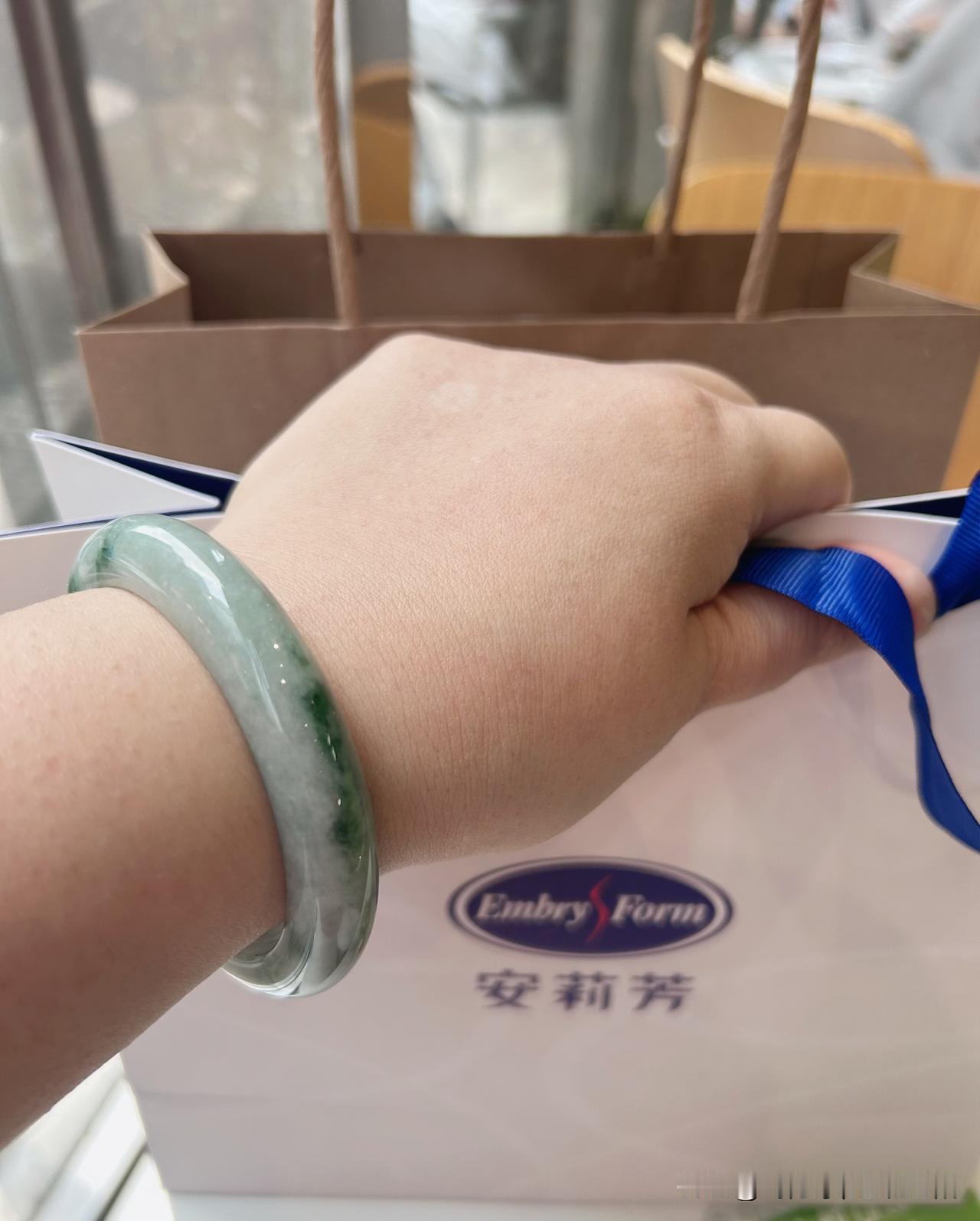 无论男女都一样，上身效果很美的服装，穿着就一定不舒服，我在美国买的维多利亚秘密的