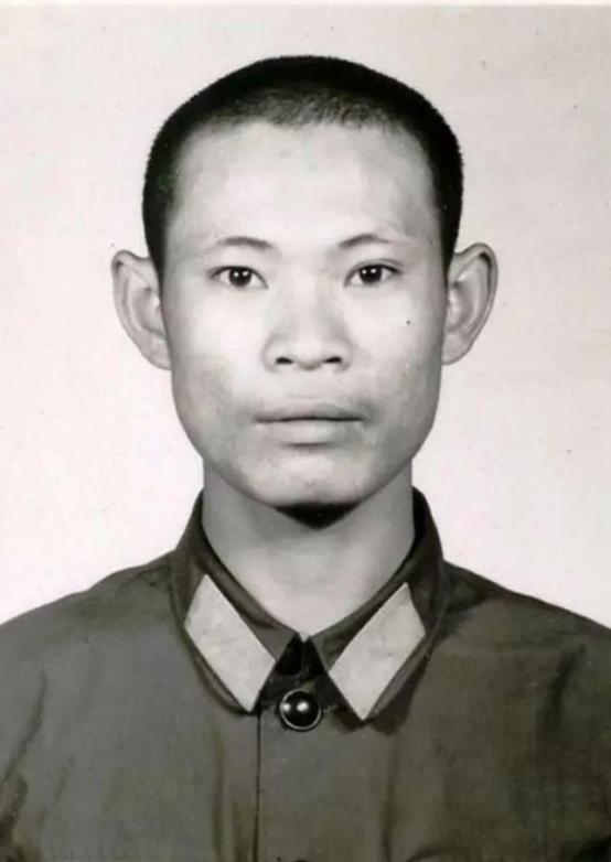 1982年，部队提拔杨国跃当班长，他死活不当。但两年后，在老山战场上，他却抢着当