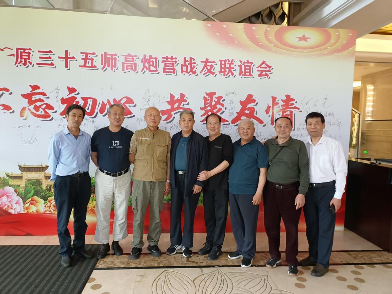 战友聚会，组织者让参会者平摊出资买纪念品给老首长，这种概率绝对不可能出现。
最起