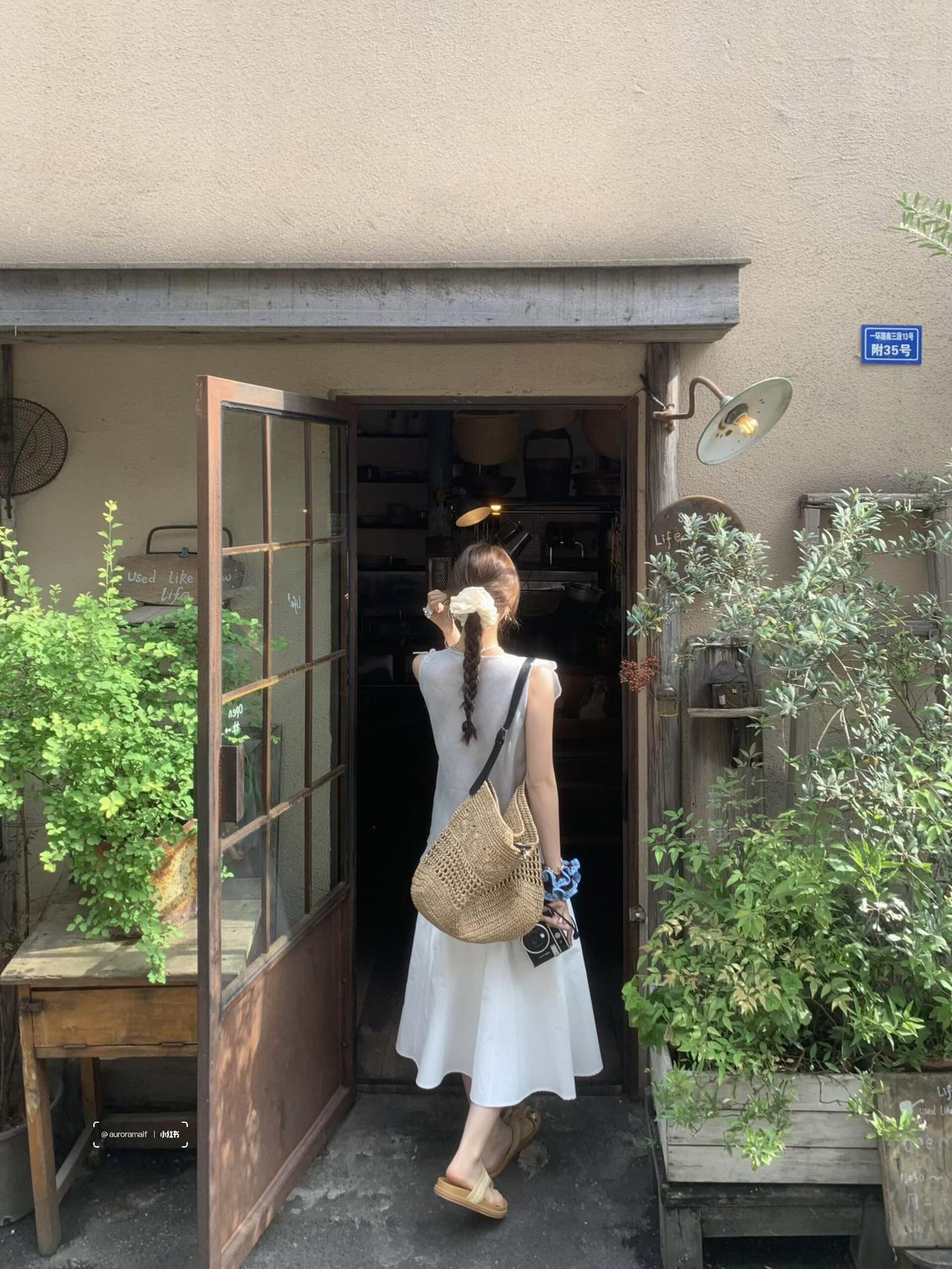 人这一辈子
真别瞧不起任何人
你现在混得好
不代表一直好

街边摆摊的大姐，
可