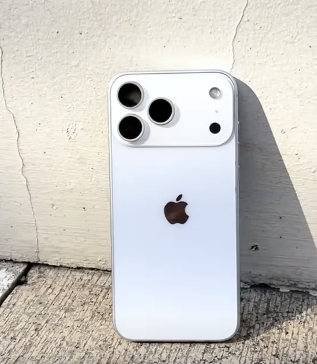 iPhone17ProMax最新机模看久了，可能也就顺眼了。大家觉得咋样，iPh