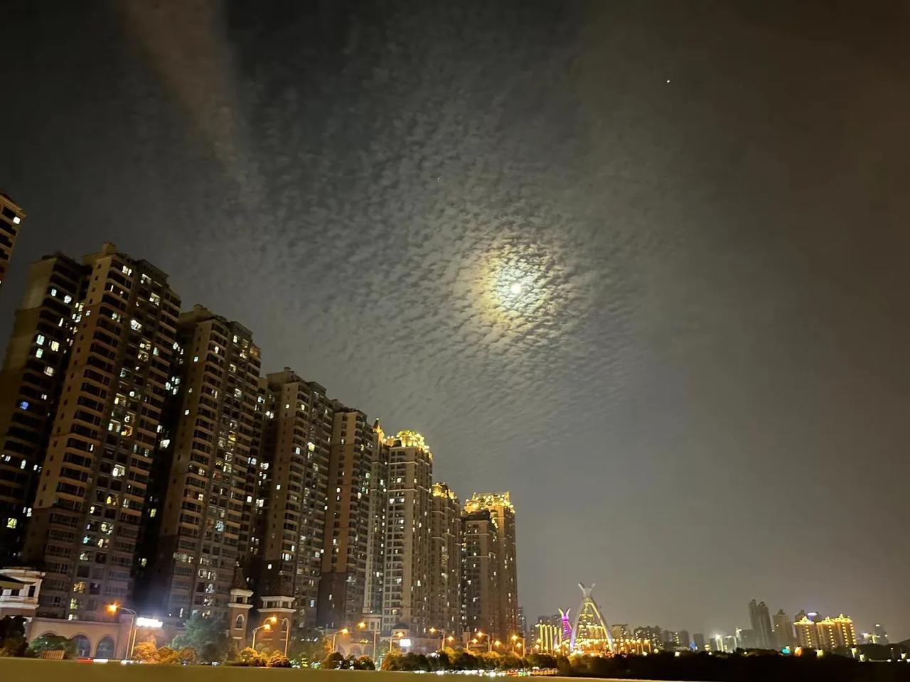 大家好像都在说，欲买桂花同载酒，终不似少年游，好像每一个人都很怀念过去，可是，诸