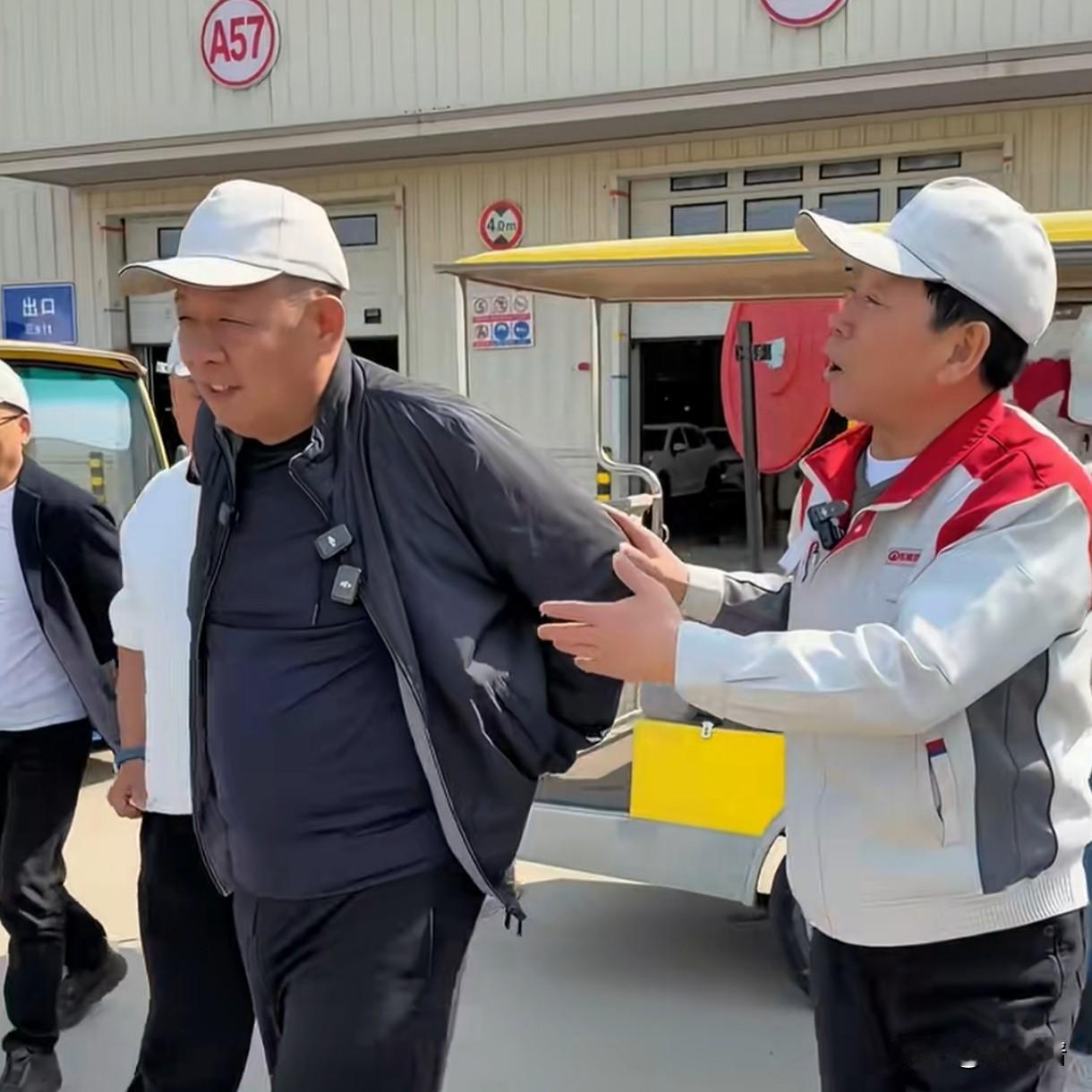 60岁的于东来看起来要比62岁的魏建军还要显老，可能跟两人的穿衣风格和家庭环境有