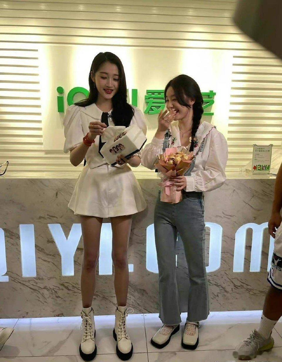 这二张图让我对关晓彤的腿有了新的认识 ​​​